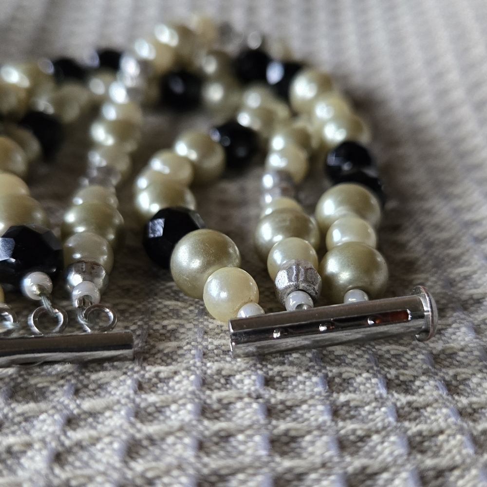 Elegant Pearl and Black Bead Bracelet - Picture 4 of 6
